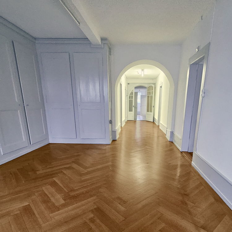 Pièce avec un sol en parquet
